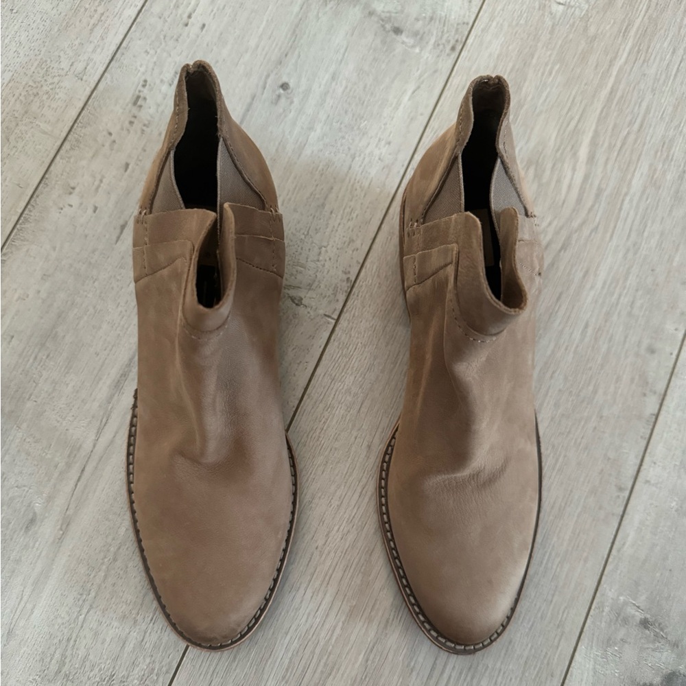 Dolce Vita Booties. Taupe nubuck
